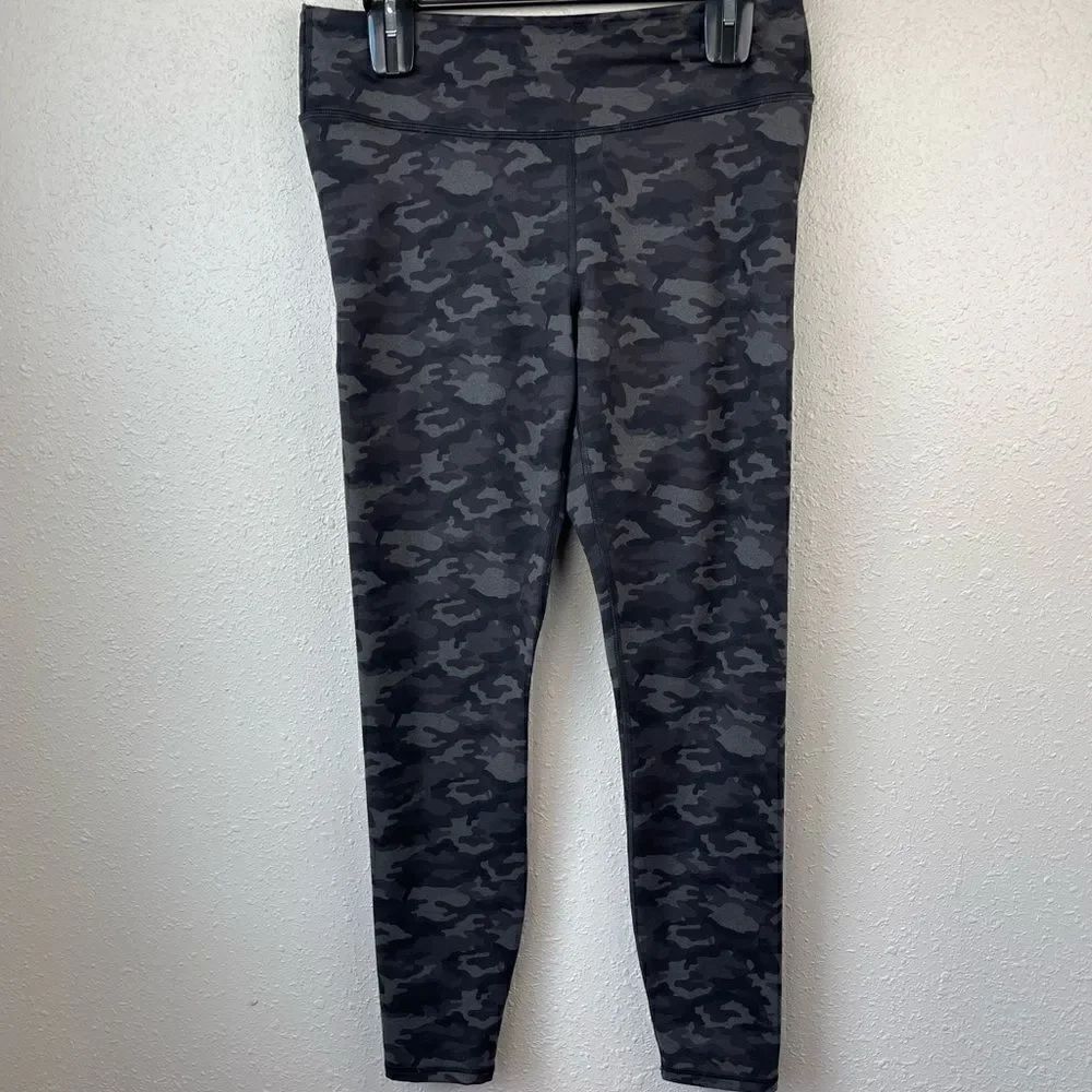 Fabletics Capri Camo Leggings Size L EUC
